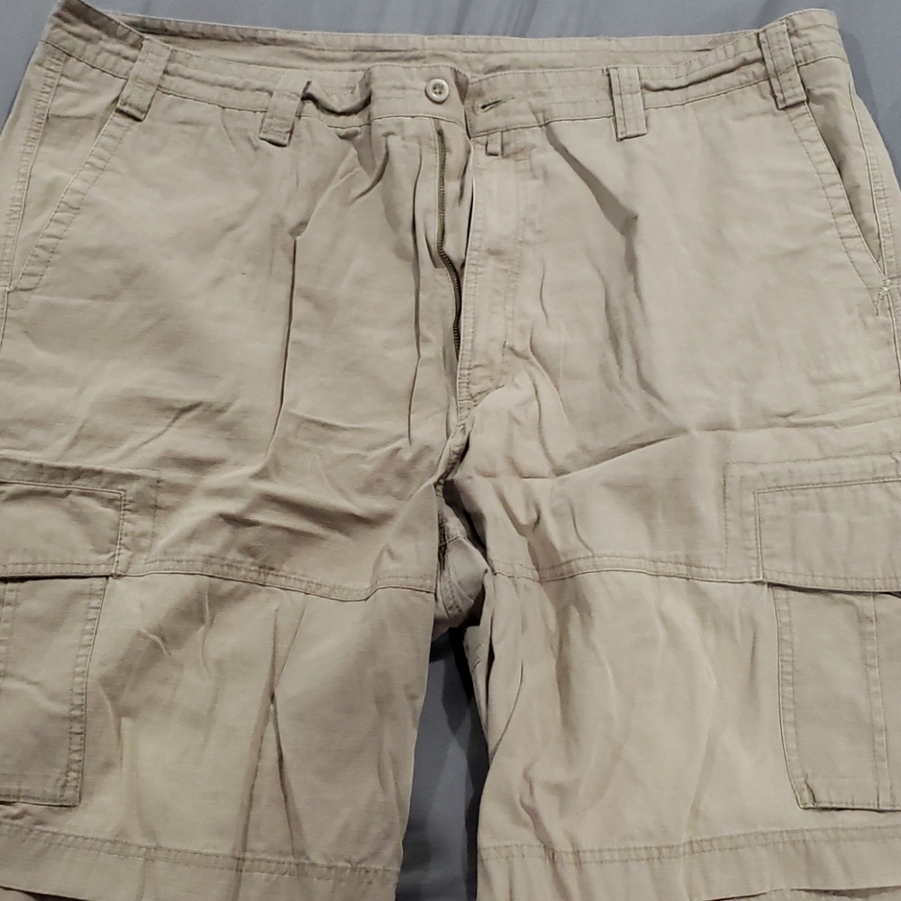 Roundtree and Yorke cargo shorts
